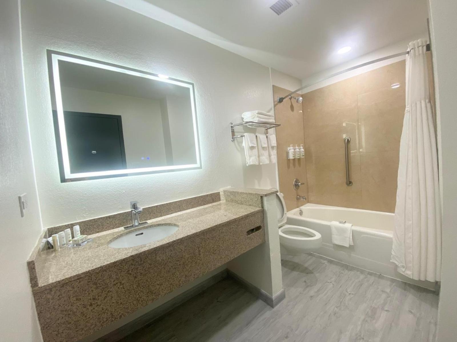 Ramada By Wyndham Tuscaloosa Hotel Eksteriør billede
