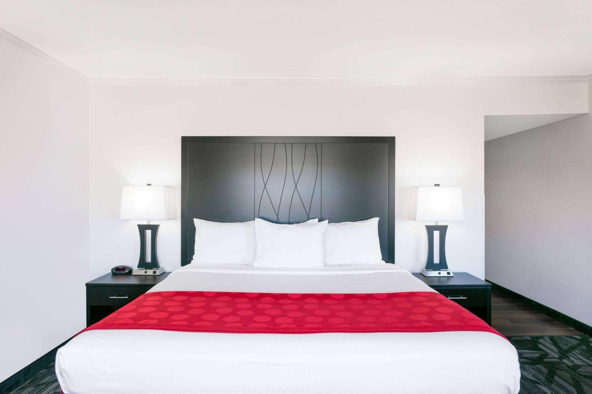 Ramada By Wyndham Tuscaloosa Hotel Eksteriør billede